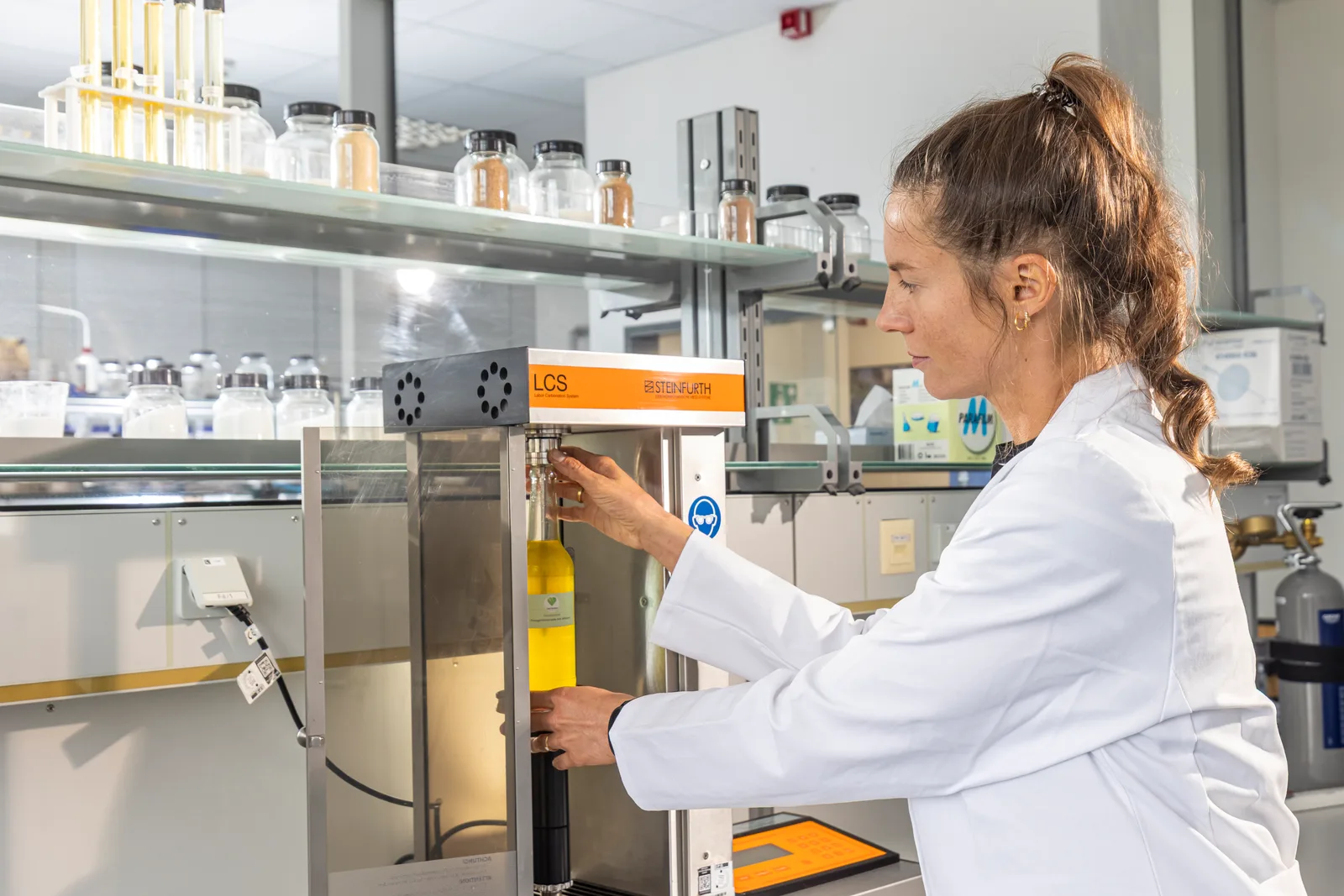 SAVANNA Ingredients application specialist in the lab