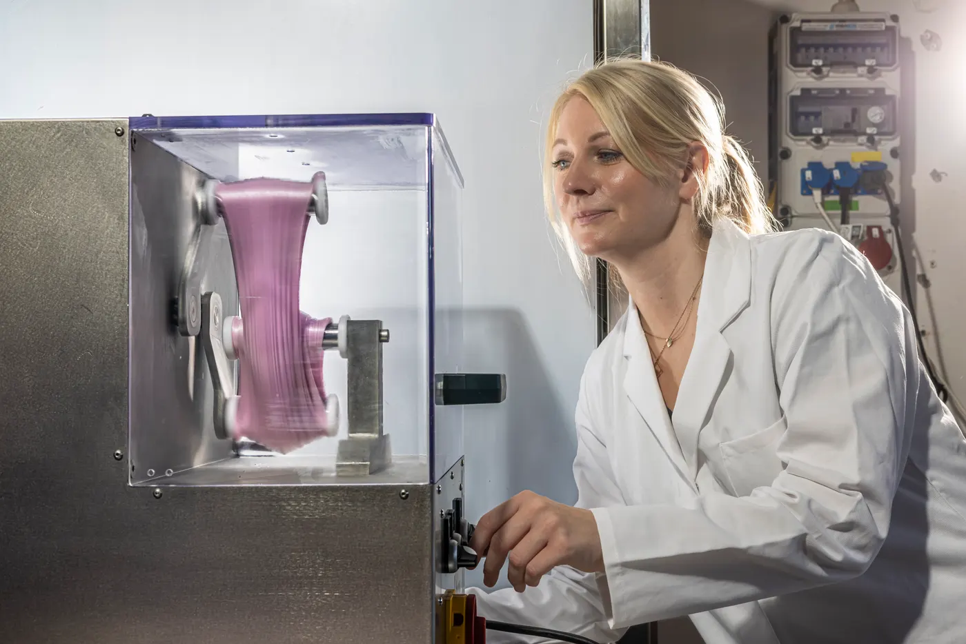 Application specialist developing a recipe in the Savanna application lab